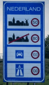 bord met snelheidslimieten Nederland